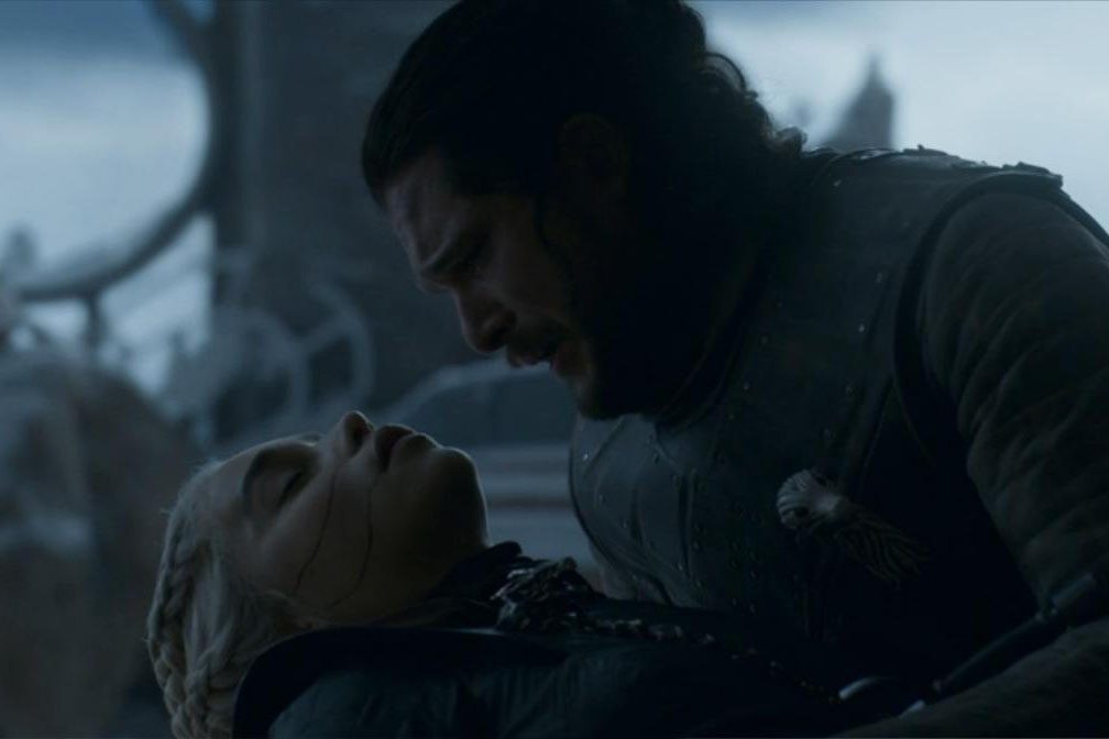 Jon (Kit Harington) segura Daenerys (Emilia Clarke) após assassiná-la no último episódio de 'Game of Thrones'
