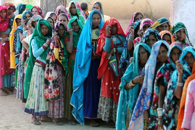 Mulheres fazem fila para votar em seção de votação no distrito de Sirohi, localizado no estado indiano de Rajasthan  - 29/04/2019