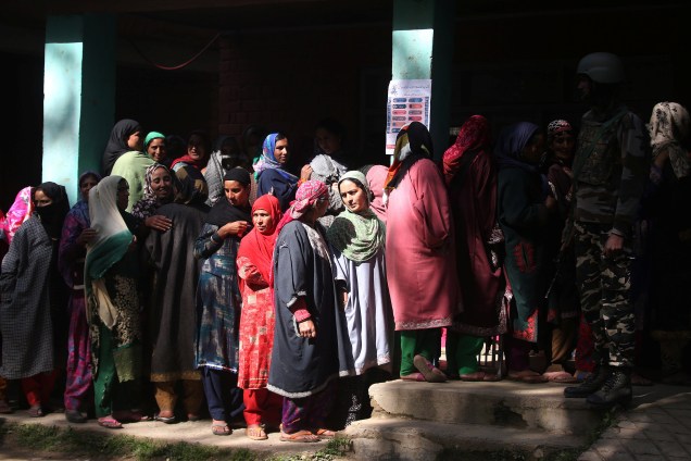 Mulheres fazem fila para votar em Kund, no distrito de Kulgam, localizado no sul da Caxemira, na Índia - 29/04/2019