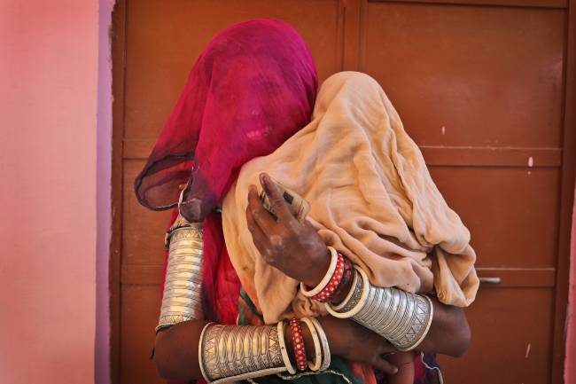 Eleitora segura sua filha depois de votar em Neemrana, no estado indiano de Rajasthan – 06/05/2019