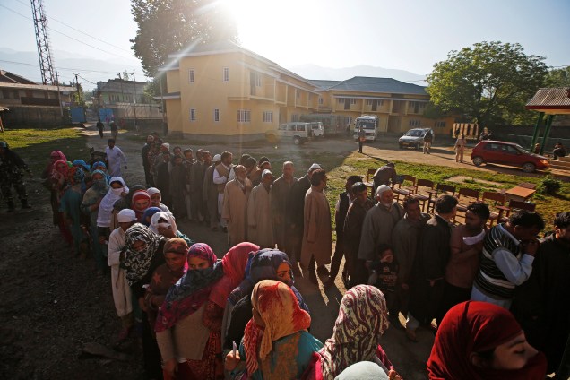 Indianos fazem filas para votar durante a quinta fase das eleições gerais em Khrew, no distrito de Pulwama, sul da Caxemira - 06/05/2019
