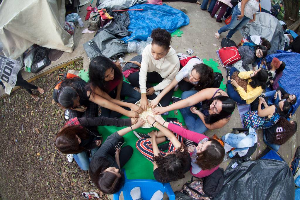 Apesar do cansaço, o clima no acampamento é de união. Jovens compartilham comida e se ajudam como podem para a realização de um sonho em comum. A maioria está acampada desde fevereiro par ver os ídolos de perto. - 20/05/2019