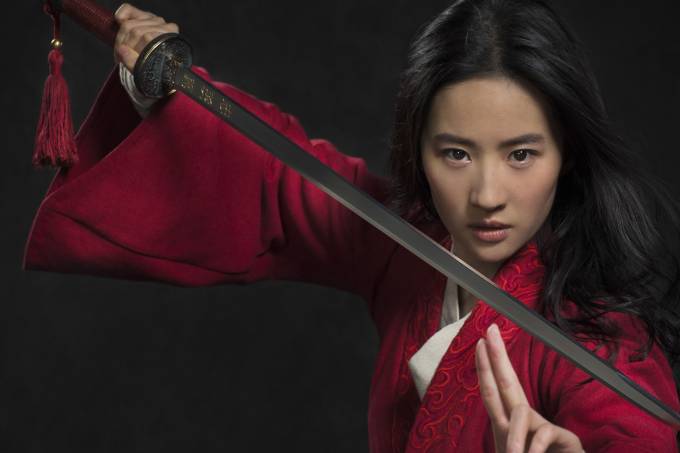 A atriz Liu Yifei como Mulan na primeira imagem oficial do novo filme da Disney