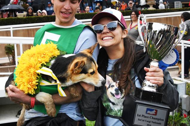 Bradley Taylor e Jessica Wick carregam o cão Emmett e o troféu de campeão após a segunda edição do "Corgi Nationals" - competição realizada na cidade de Arcadia, localizada no estado americano da Califórnia - 26/05/2019
