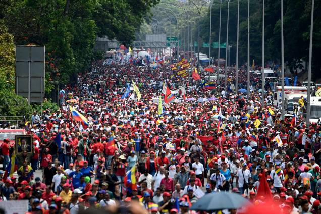Apoiadores do presidente da Venezuela, Nicolás Maduro, participam de passeata em Caracas - 01/05/2019