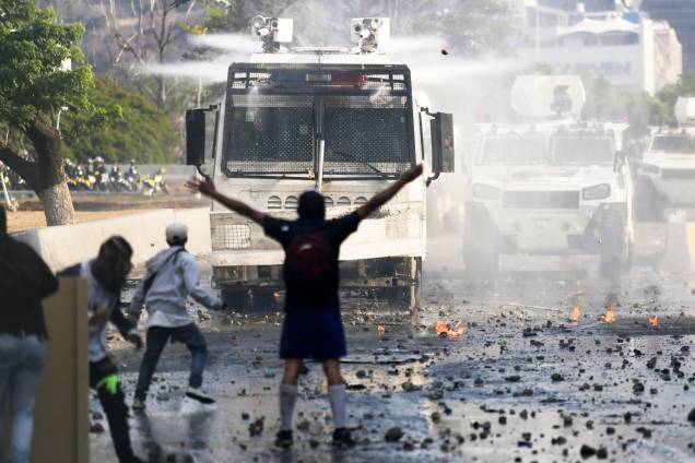 Manifestantes contra o governo de Nicolás Maduro entram em confronto com forças de seguranças em Caracas, capital da Venezuela - 01/05/2019