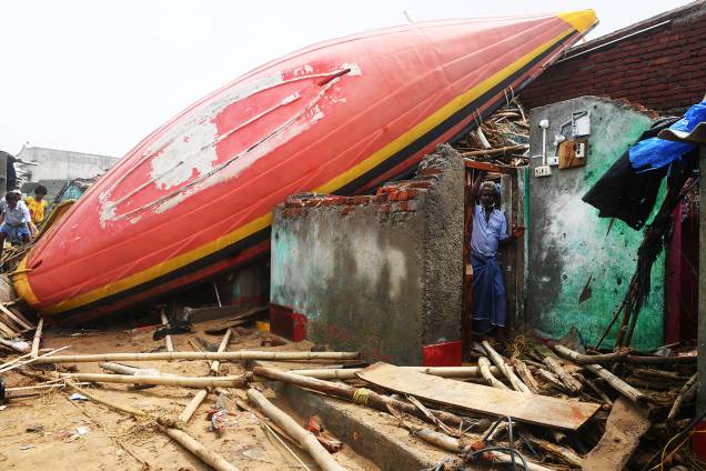 Barco de pesca atinge residência após a passagem do ciclone Fani na cidade de Puri, localizada no estado indiano de Odisha - 04/05/2019 Barco de pesca atinge residência após a passagem do ciclone Fani na cidade de Puri, localizada no estado indiano de Odisha - 04/05/2019