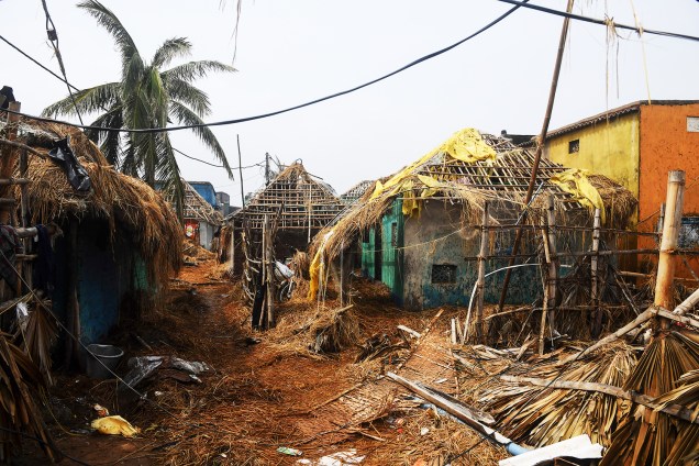 Residências são vistas destruídas após a passagem do ciclone Fani na cidade de Puri, localizada no estado indiano de Odisha - 04/05/2019