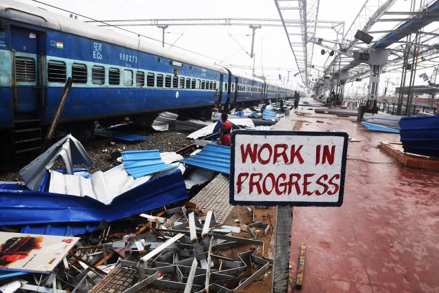 Pessoas recolhem pedaços de telhado que cedeu após a passagem do ciclone Fani em estação ferroviária na cidade de Puri, localizada no estado indiano de Odisha - 04/05/2019 Pessoas recolhem pedaços de telhado que cedeu após a passagem do ciclone Fani em estação ferroviária na cidade de Puri, localizada no estado indiano de Odisha - 04/05/2019