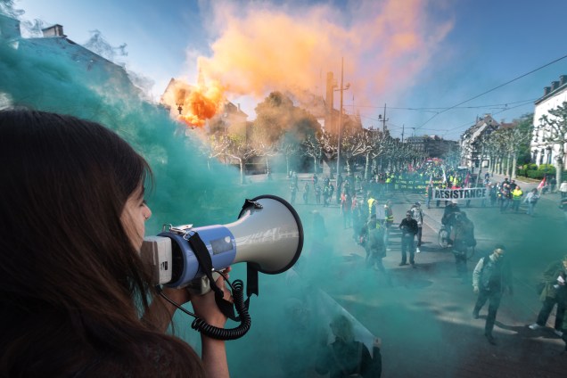 Manifestante fala através de um megafone durante protesto realizado em Estrasburgo, na França - 01/05/2019