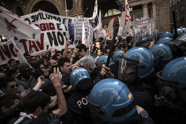Policiais entram em confronto com o movimento No Tav , durante protesto realizado no Dia do Trabalho, em Turim, na Itália - 01/05/2019