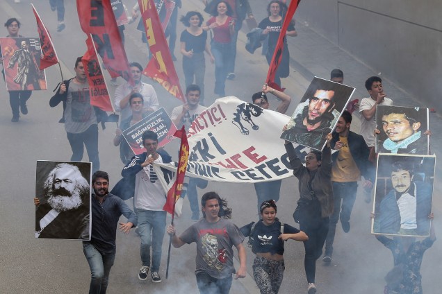 Estudantes carregam imagens de líderes marxistas durante protesto realizado no Dia do Trabalho, em Ancara, na Turquia - 01/05/2019