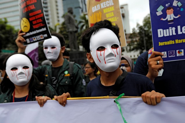 Jornalistas da Indonésia são vistos com máscaras durante protesto realizado no Dia do Trabalho, em Jakarta - 01/05/2019