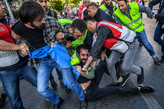 Policiais entram em confronto com manifestantes durante marcha do Dia do Trabalho na Praça Taksim, em Istambul, capital da Turquia - 01/05/2019