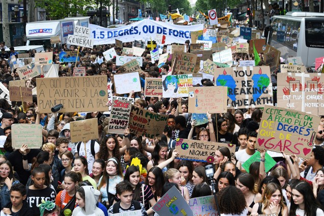Estudantes carregam cartazes e faixas durante protesto contra mudanças climáticas em Paris, na França - 24/05/2019