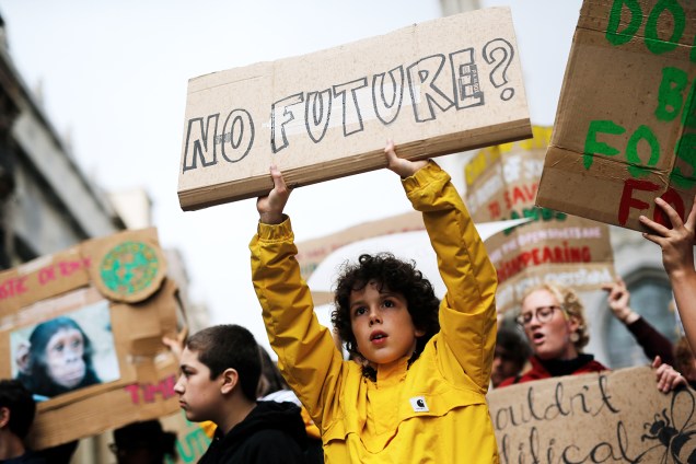 Estudante segura cartaz durante protesto contra mudanças climáticas em Barcelona, na Espanha - 24/05/2019