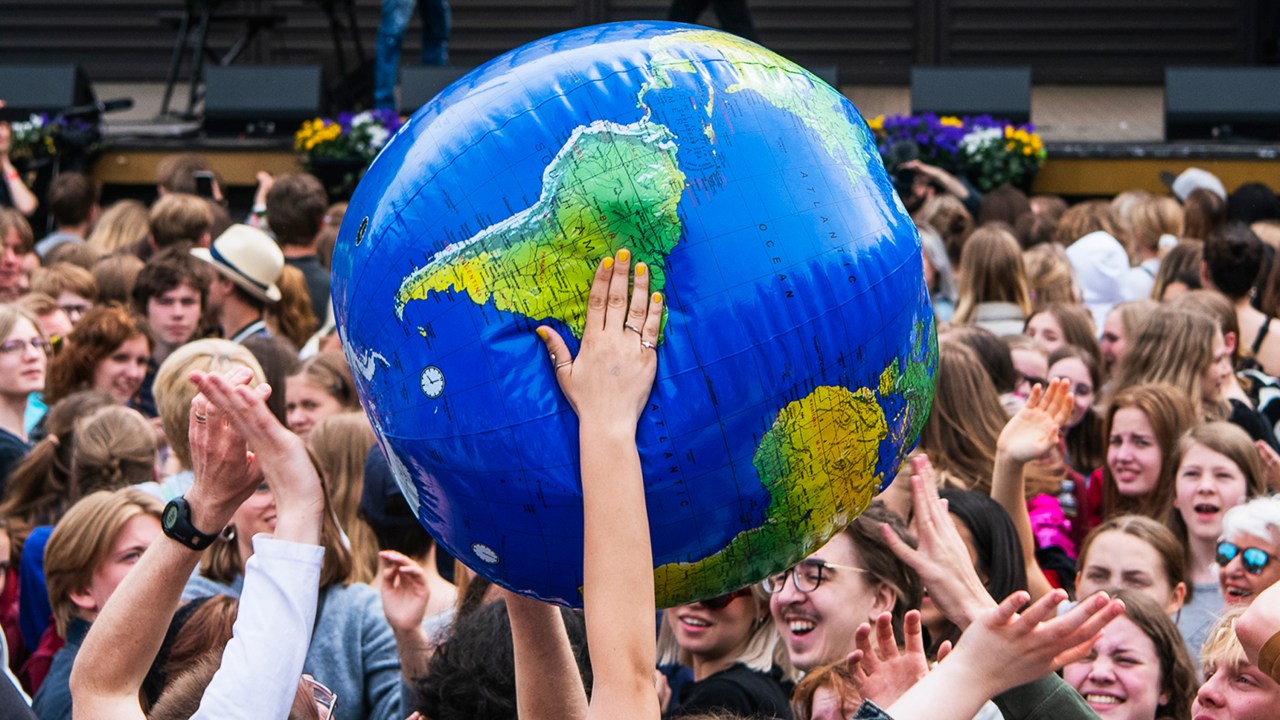 Manifestantes carregam bola inflável no formato da Terra, durante protesto contra mudanças climáticas em Estocolmo, na Suécia - 24/05/2019