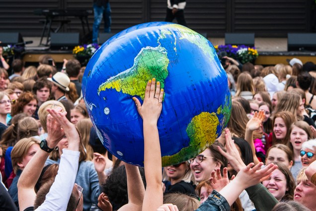 Manifestantes carregam bola inflável no formato da Terra, durante protesto contra mudanças climáticas em Estocolmo, na Suécia - 24/05/2019