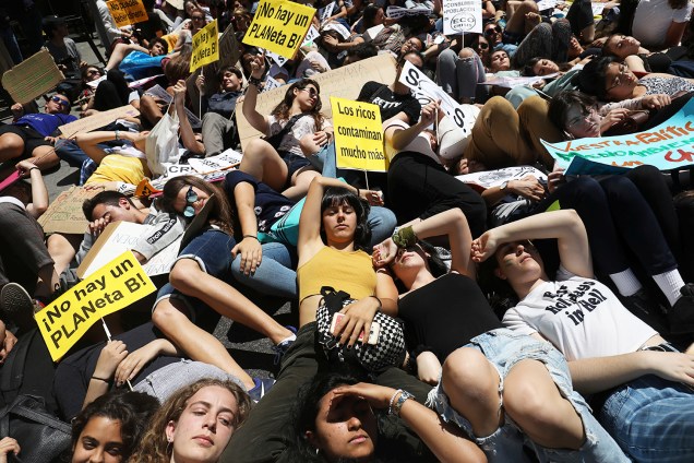 Manifestantes deitam no chão durante marcha contra mudanças climáticas em Madri, na Espanha - 24/05/2019