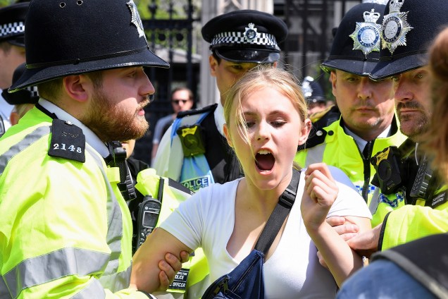 Policiais realizam detenção de manifestante durante protesto contra mudanças climáticas em Londres, na Inglaterra - 24/05/2019