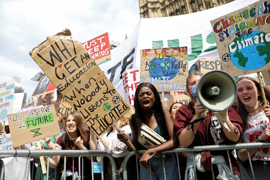 Manifestantes seguram cartazes, faixas e gritam palavras de ordem durante marcha contra as mudanças climáticas, realizado em Londres, na Inglaterra - 24/05/2019