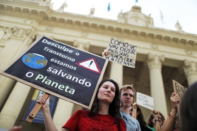 Manifestantes exibem placas e cartazes durante protesto contra mudanças climáticas, realizado na frente da Assembleia Legislativa do Rio de Janeiro - 24/05/2019