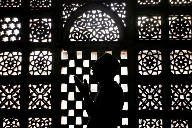 Muçulmano realiza oração em santuário localizado na cidade de Ahmedabad, na Índia, durante o mês do jejum sagrado do Ramadã - 29/05/2019