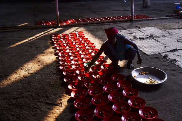Voluntário prepara alimentação para devotos muçulmanos antes da quebra de jejum durante o mês do Ramadã, em um santuário de Daca, capital de  Bangladesh -  30/05/2019