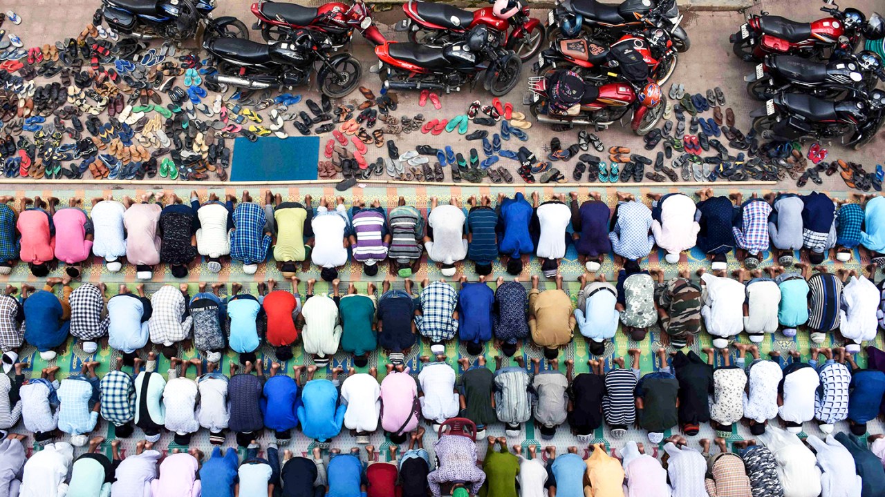Muçulmanos realizam orações em uma estrada de Agartala, na Índia, durante o mês do jejum sagrado do Ramadã - 31/05/2019