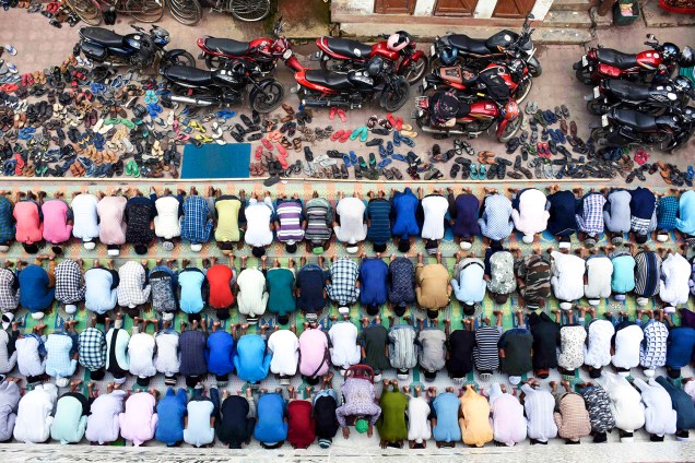 Muçulmanos realizam orações em uma estrada de Agartala, na Índia, durante o mês do jejum sagrado do Ramadã -  31/05/2019