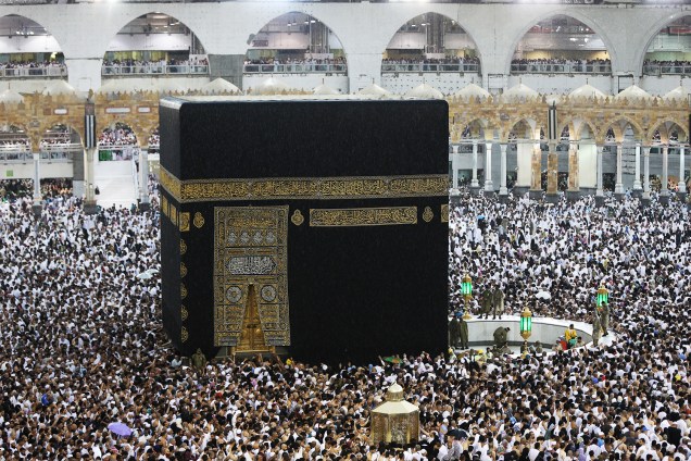 Muçulmanos se reúnem em torno da Kaaba, localizada dentro da Grande Mesquita de Meca, na Arabia Saudita - 31/05/2019