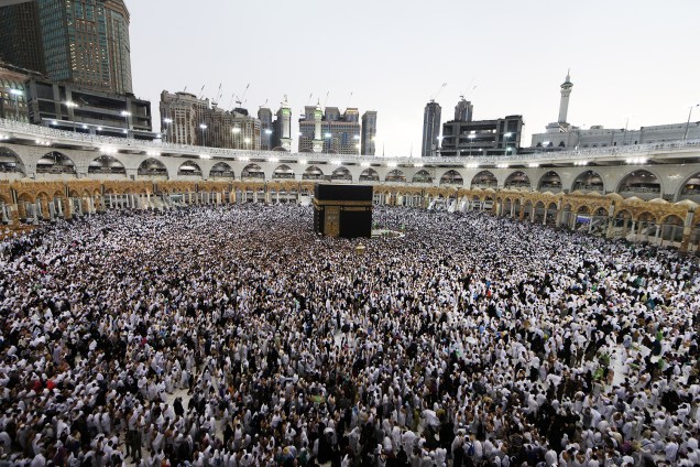 Muçulmanos se reúnem em torno da Kaaba, localizada dentro da Grande Mesquita de Meca, na Arabia Saudita - 31/05/2019