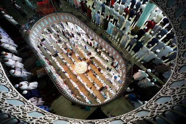 Muçulmanos oram na Mesquita Nacional Baitul Mukarram, localizada em Daca, capital de Bangladesh,  durante a Jamaat-ul-Vida - última sexta-feira do mês do Ramadã - 31/05/2019