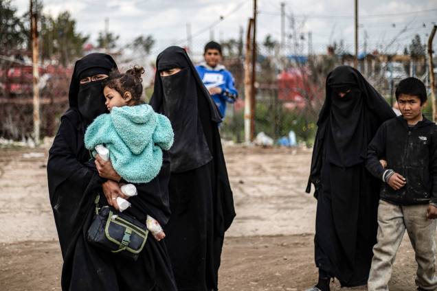 Mulheres estrangeiras caminham dentro do campo de al-Hasakeh, no nordeste da Síria - 28/03/2019