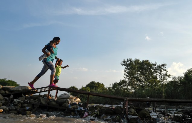 Mulher e seus filhos atravessam a fronteira entre a Venezuela e a Colômbia, nos arredores da cidade de San Antonio del Táchira - 02/05/2019