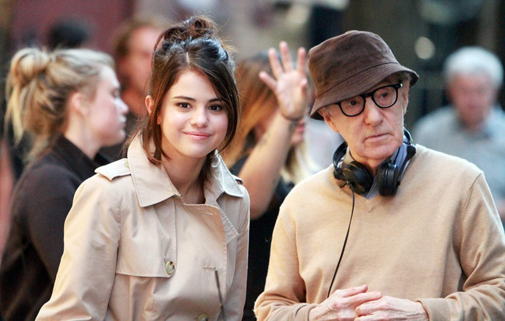 Selena Gomez e Woody Allen nos bastidores do novo filme do diretor, 'A Rainy Day in New York'