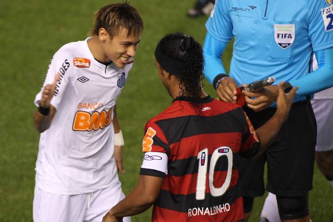 Neymar e Ronaldinho durante jogo entre Santos x Flamengo, partida válida pelo Ca