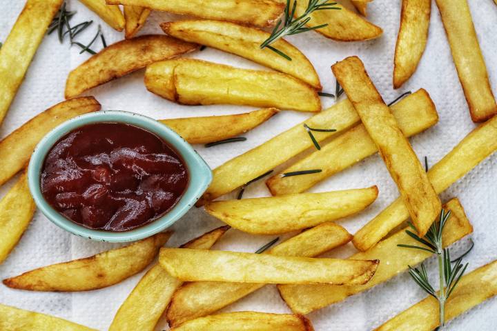 Veja 4 truques para fazer batatas fritas muito mais crocantes na