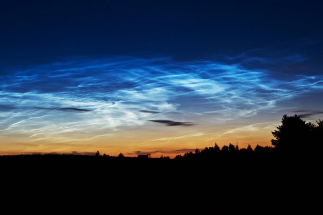 As nuvens noctilucentes são nuvens tênues também chamadas de polares mesosféricas visíveis em um profundo crepúsculo. São formadas de cristais de gelo e água