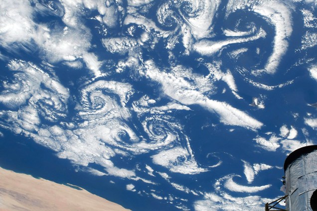 Formação de nuvens conhecida como vórtices Von Karman é vista no noroeste da África