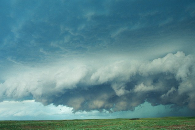 Formação de nuvem prateleira é vista durante tempestade nos arredores de Meade, cidade localizada no estado americano de Kansas - 2001