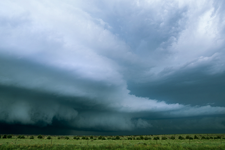 Nuvem supercélula é vista durante tempestade na cidade de Limon, localizada no estado americano do Colorado. As supercélulas são correntes de ar ascendente e rotativas carregadas de muita energia causando mau tempo, tornados, granizo pesado, relâmpagos, chuva e ventos fortes