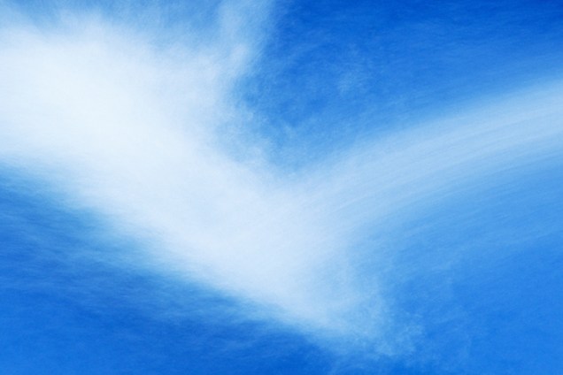 Nuvens cirros são geralmente finas com a aparência de fios ralos, por isso seu nome deriva da palavra latina "cirrus", que significa franja de cabelo