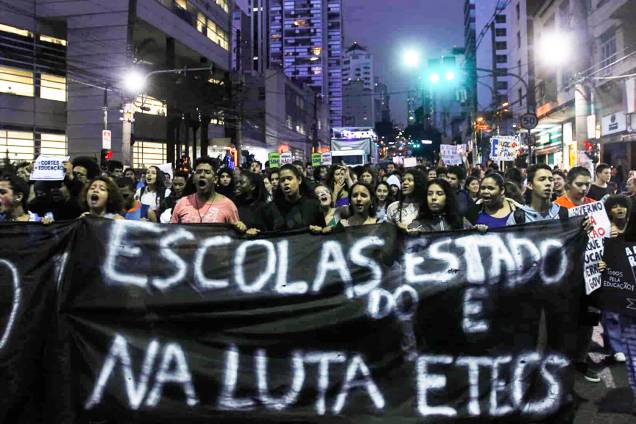 Estudantes carregam faixa durante protesto contra corte de vebas nas universidades, realizado na Av.Brigadeiro Luís Antônio, região central de São Paulo (SP) - 15/05/2019