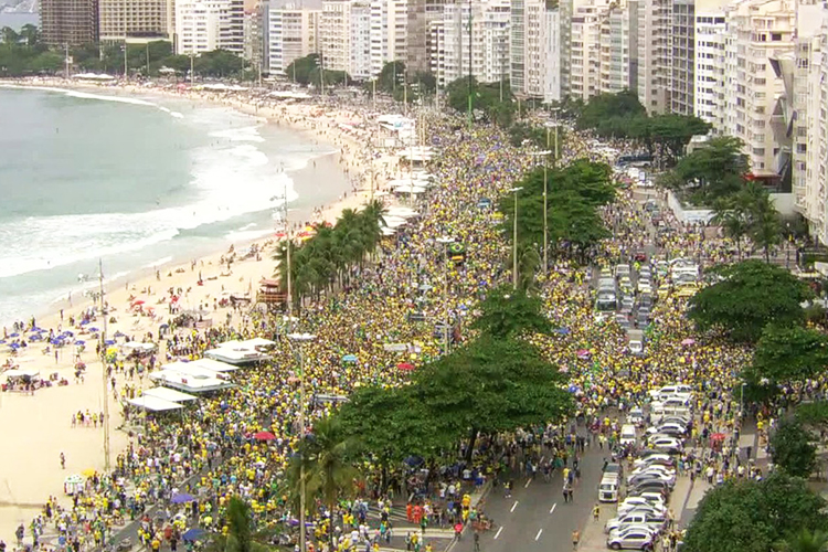 Manifestantes a favor do governo Bolsonaro se reúnem nos arredores da Praia de Copacabana, no Rio de Janeiro (RJ) - 26/05/2019 Manifestantes a favor do governo Bolsonaro se reúnem nos arredores da Praia de Copacabana, no Rio de Janeiro (RJ) - 26/05/2019