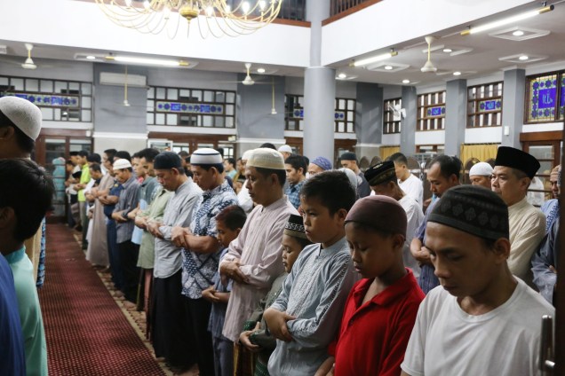 Muçulmanos indonésios realizam a oração 'Tarawih' na véspera do mês sagrado islâmico do Ramadã, em Jacarta, Indonésia - 05/05/2019