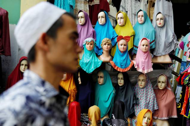 Homem é visto próximo de loja de hijab, em um mercado tradicional na cidade de Jacarta, na Indonésia, durante mês sagrado do Ramadã -05/05/2019 Homem é visto próximo de loja de hijab, em um mercado tradicional na cidade de Jacarta, na Indonésia, durante mês sagrado do Ramadã -05/05/2019