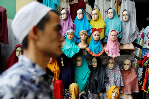 Homem é visto próximo de loja de hijab, em um mercado tradicional na cidade de Jacarta, na Indonésia, durante  mês sagrado do Ramadã -05/05/2019