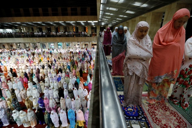Mulheres Muçulmanas rezam no primeiro dia do mês sagrado do Ramadã, na grande Mesquita Istiqlal, em, Jacarta, na Indonésia  - 05/05/2019
