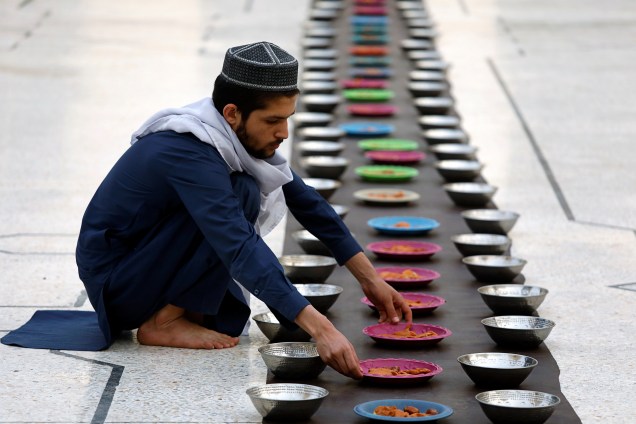 Homem organiza pratos de comida antes de quebrar o jejum durante o mês do Ramadã em Peshawar, Paquistão - 06/05/2019